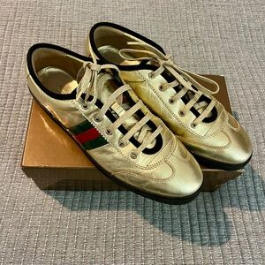 Beautiful mens (unisex) gold Gucci shoes G39.5 fits like a men’s US8.5 mint